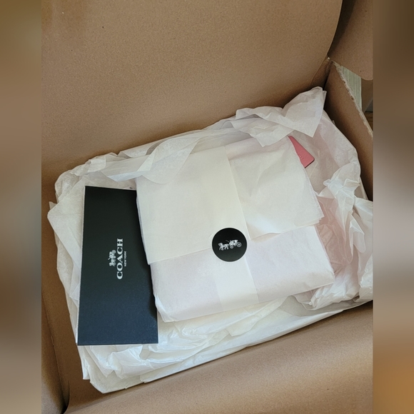 Coach kitt messenger in bubblegum pink 💗 color - Picture 2 of 9